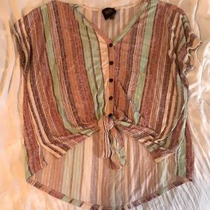 W5: Short Sleeve Tied Design T-Shirt! Size: L